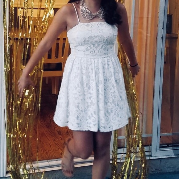 White lace dress - Picture 1 of 3